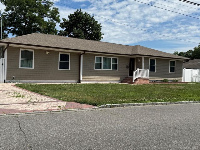 32 Bedford Street, Copiague, NY 11726