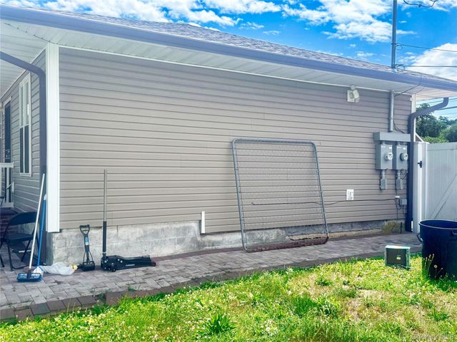 32 Bedford Street, Copiague, NY 11726