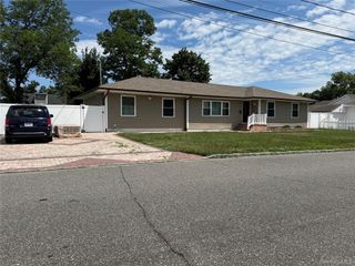 32 Bedford Street, Copiague, NY 11726