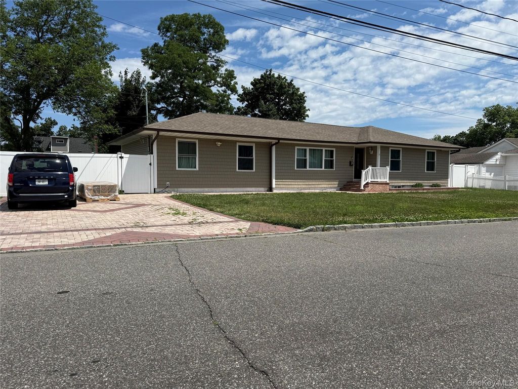 32 Bedford Street, Copiague, NY 11726