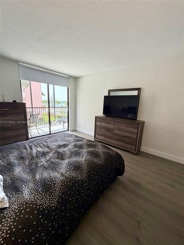 20850 San Simeon Way 302-5, Miami, FL 33179