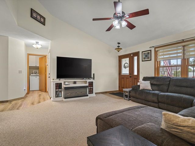 855 Bayfield Drive, Rockton, IL 61072
