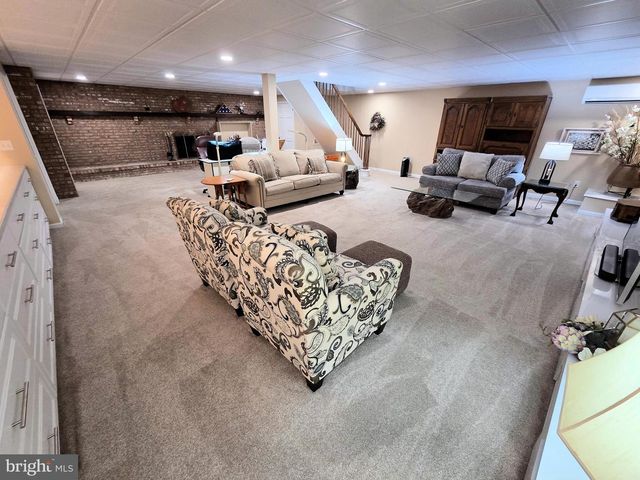 121 ANGELA DR, New Holland, PA 17557