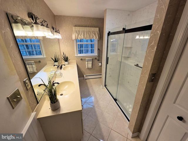 121 ANGELA DR, New Holland, PA 17557