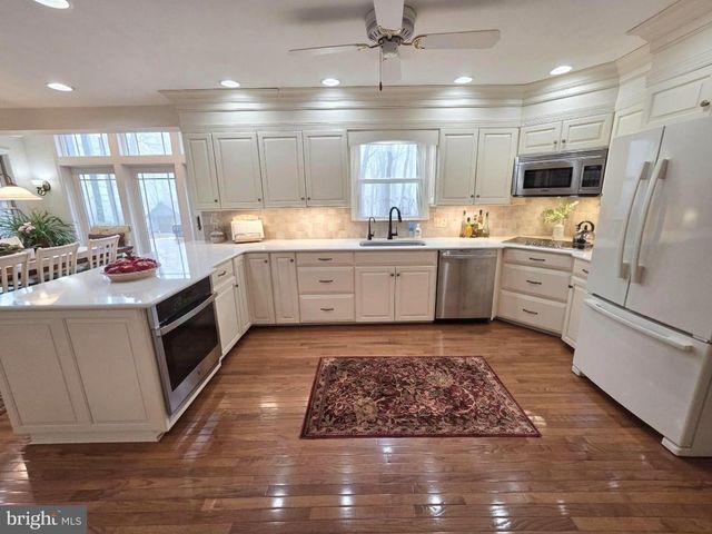 121 ANGELA DR, New Holland, PA 17557