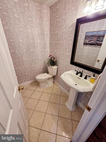 121 ANGELA DR, New Holland, PA 17557