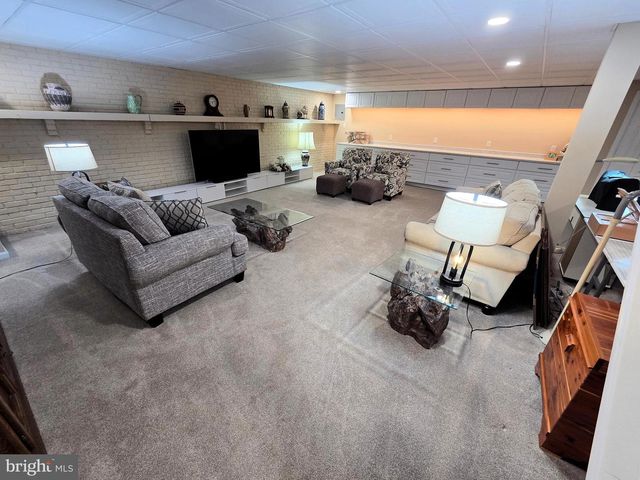 121 ANGELA DR, New Holland, PA 17557