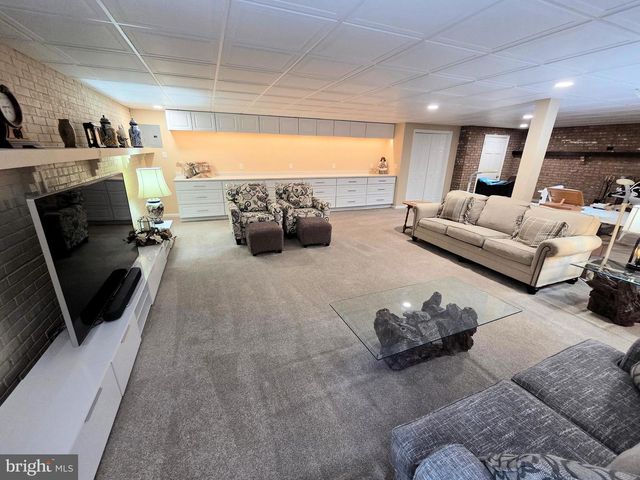 121 ANGELA DR, New Holland, PA 17557