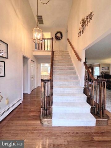 121 ANGELA DR, New Holland, PA 17557