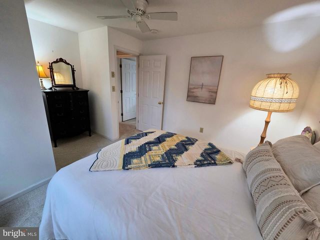 121 ANGELA DR, New Holland, PA 17557