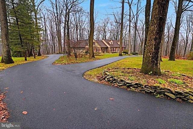 121 ANGELA DR, New Holland, PA 17557