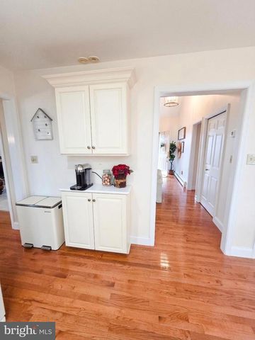 121 ANGELA DR, New Holland, PA 17557