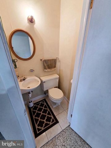 121 ANGELA DR, New Holland, PA 17557