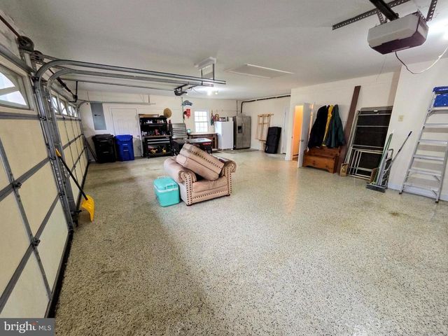 121 ANGELA DR, New Holland, PA 17557