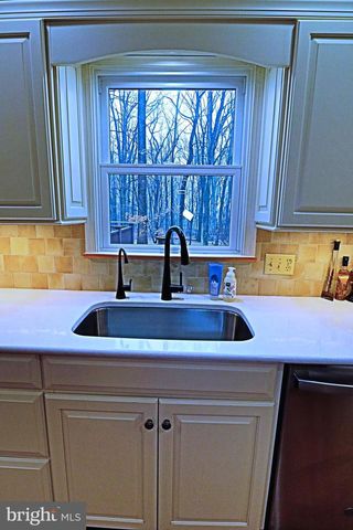 121 ANGELA DR, New Holland, PA 17557