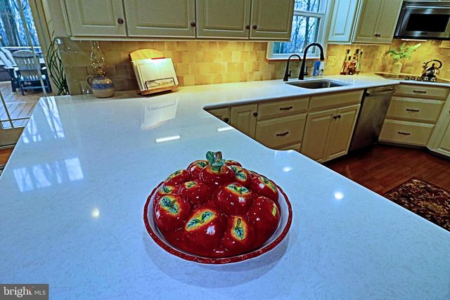 121 ANGELA DR, New Holland, PA 17557