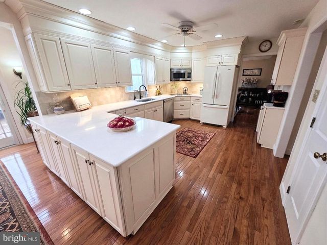 121 ANGELA DR, New Holland, PA 17557