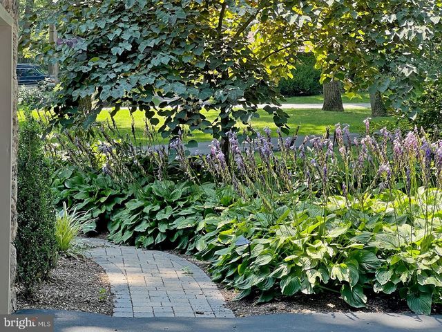 121 ANGELA DR, New Holland, PA 17557