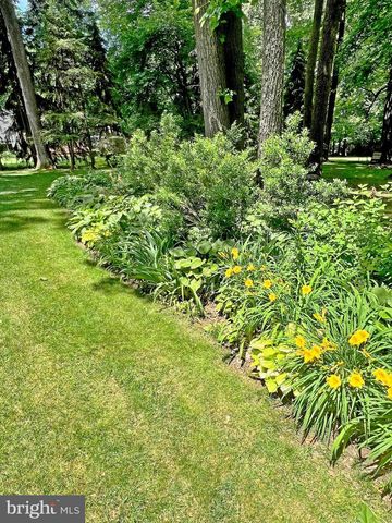 121 ANGELA DR, New Holland, PA 17557