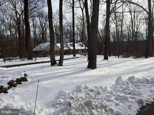 121 ANGELA DR, New Holland, PA 17557