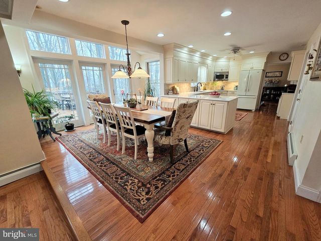 121 ANGELA DR, New Holland, PA 17557