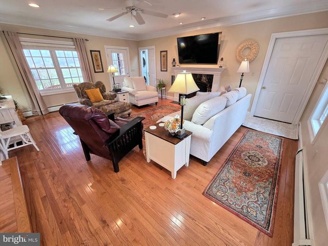 121 ANGELA DR, New Holland, PA 17557