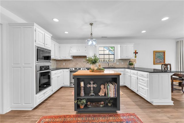 3370 N Southridge Drive, Fayetteville, AR 72703