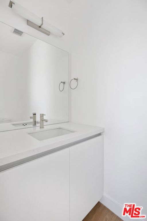 Image 11 of property listing at 11724 Culver Boulevard 12, Los Angeles, CA 90066