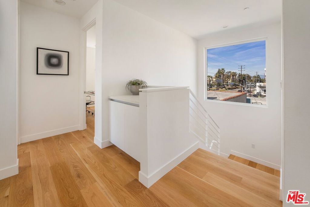 Image 12 of property listing at 11724 Culver Boulevard 12, Los Angeles, CA 90066