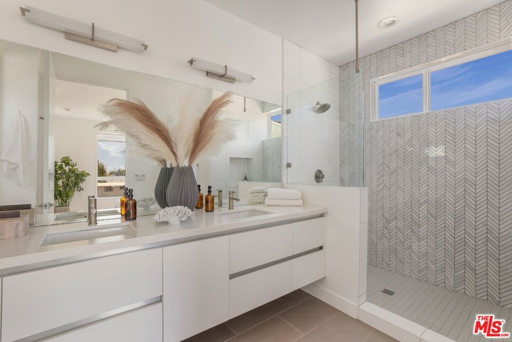 Image 15 of property listing at 11724 Culver Boulevard 12, Los Angeles, CA 90066