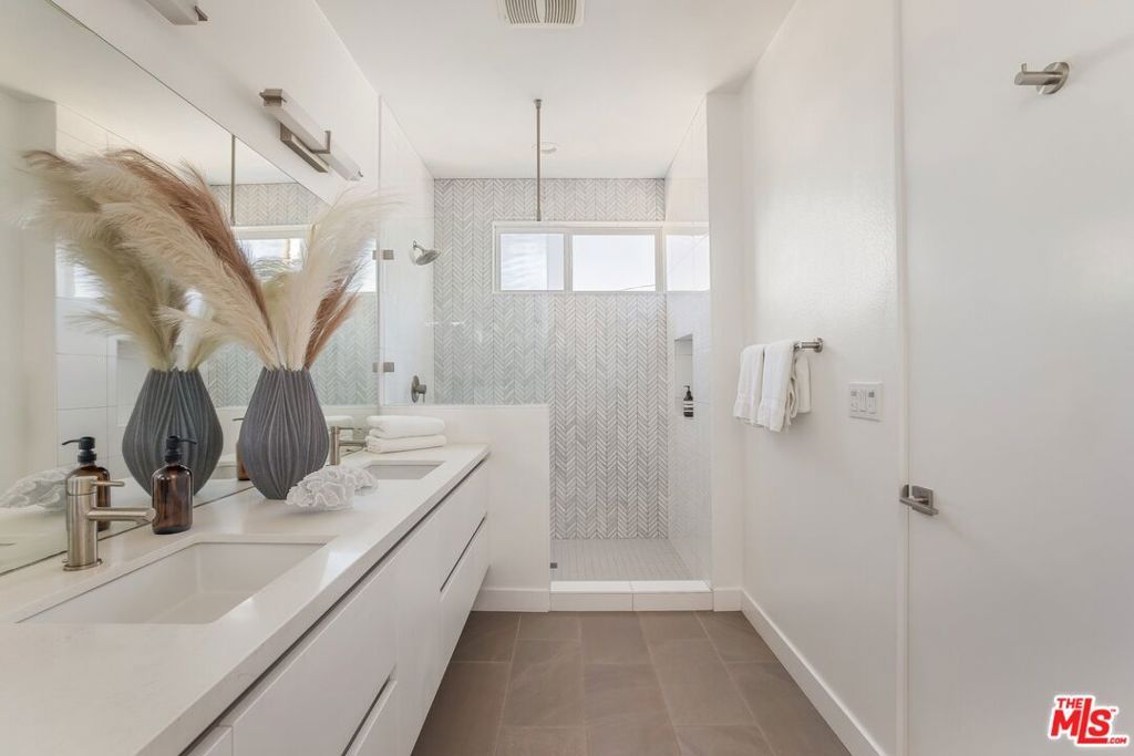 Image 16 of property listing at 11724 Culver Boulevard 12, Los Angeles, CA 90066