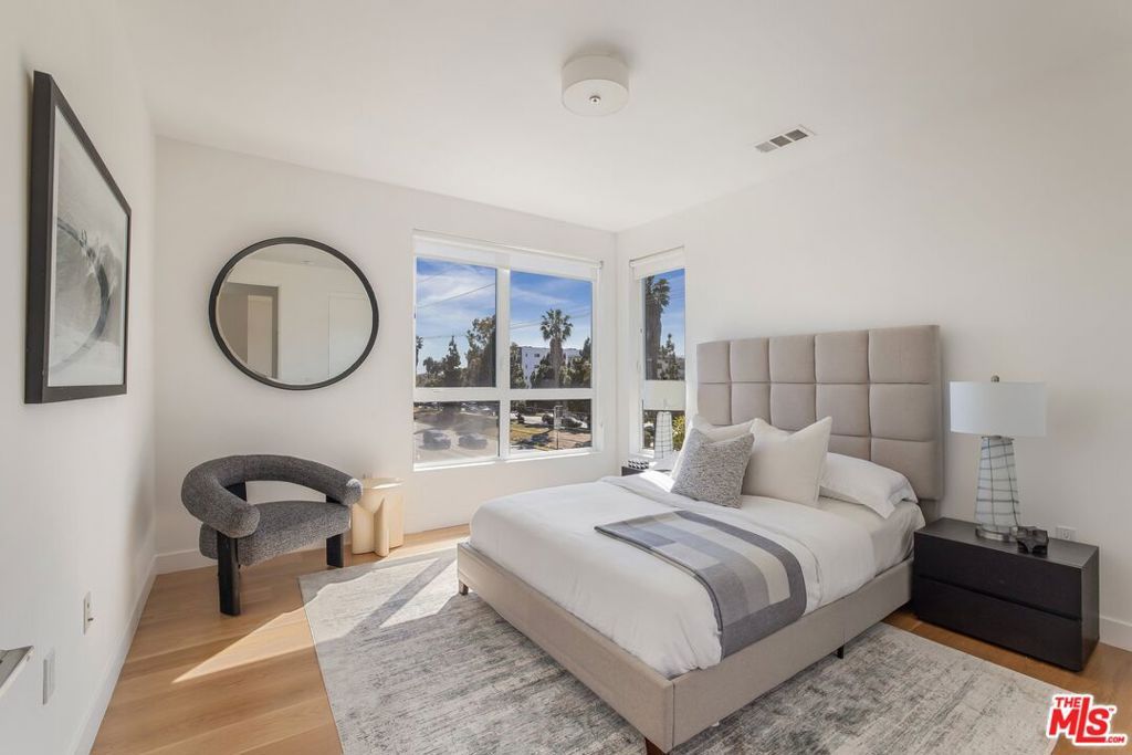 Image 18 of property listing at 11724 Culver Boulevard 12, Los Angeles, CA 90066