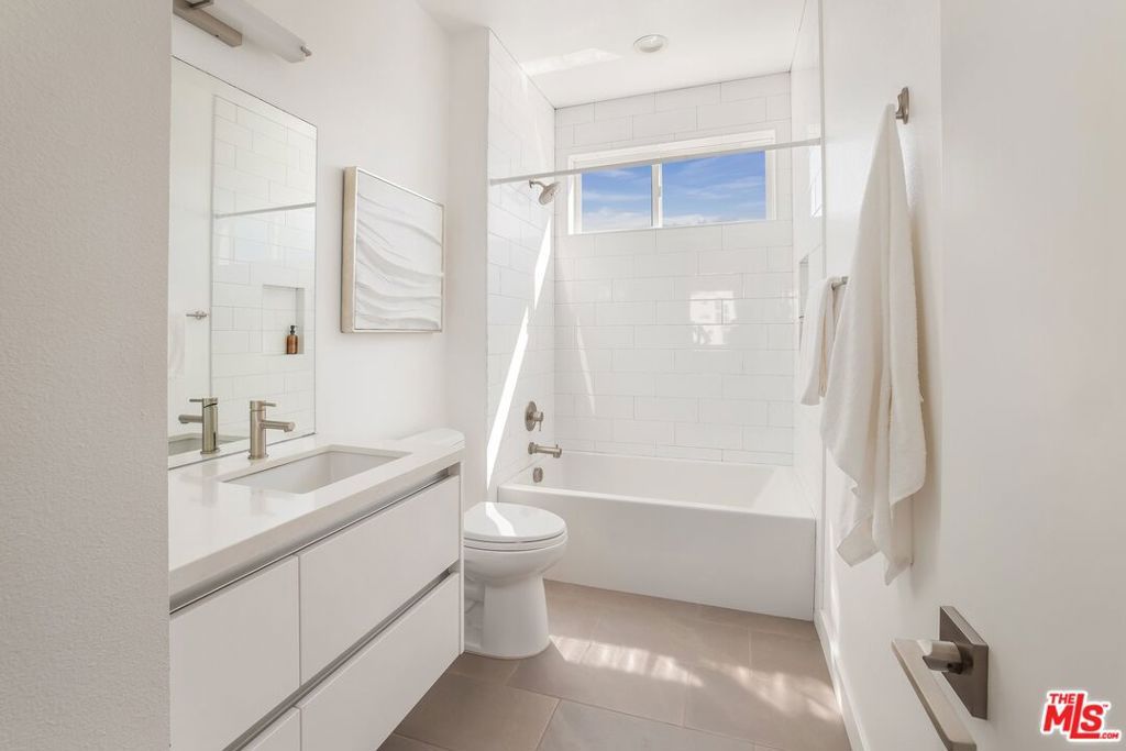 Image 20 of property listing at 11724 Culver Boulevard 12, Los Angeles, CA 90066