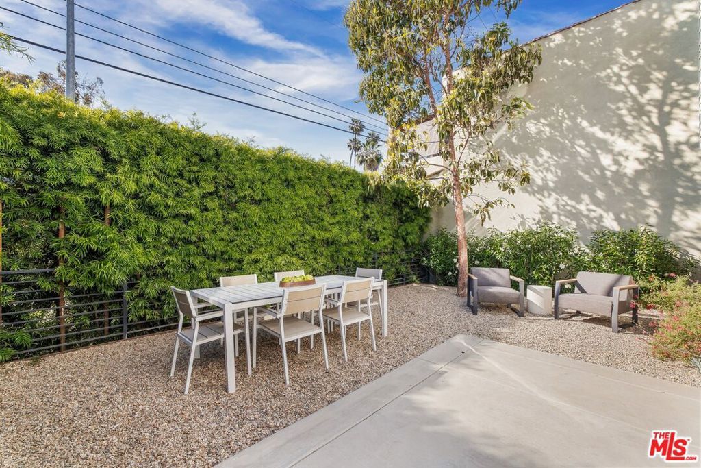 Image 28 of property listing at 11724 Culver Boulevard 12, Los Angeles, CA 90066