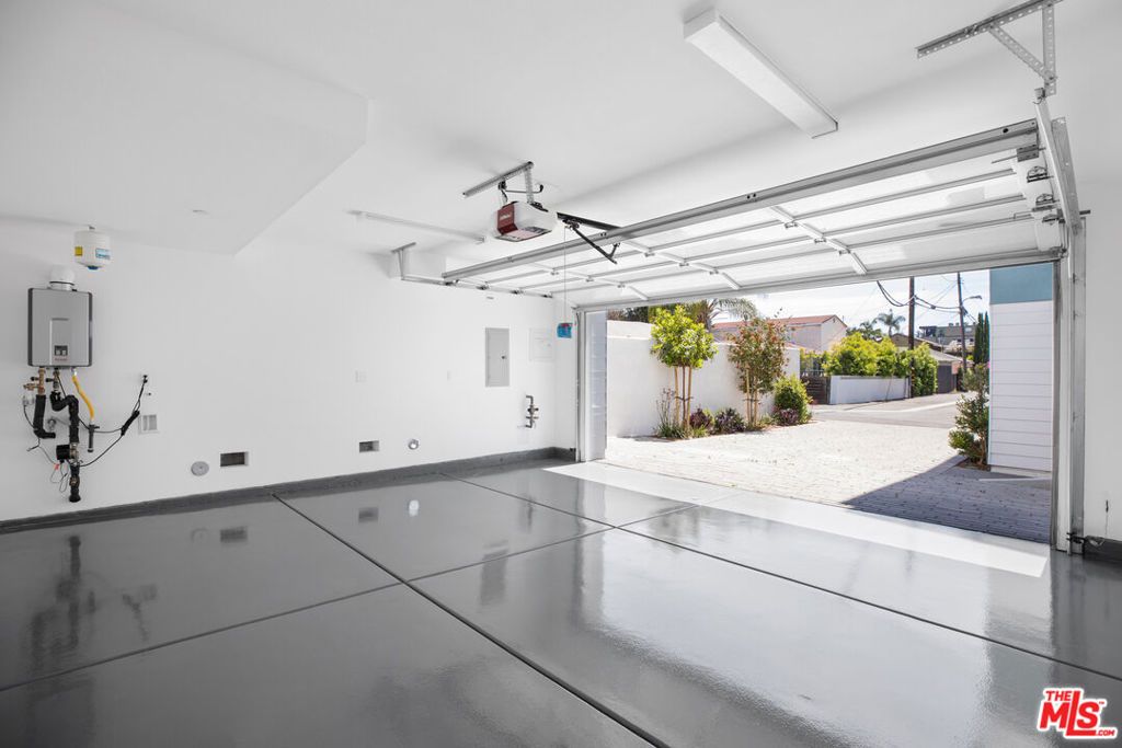 Image 29 of property listing at 11724 Culver Boulevard 12, Los Angeles, CA 90066