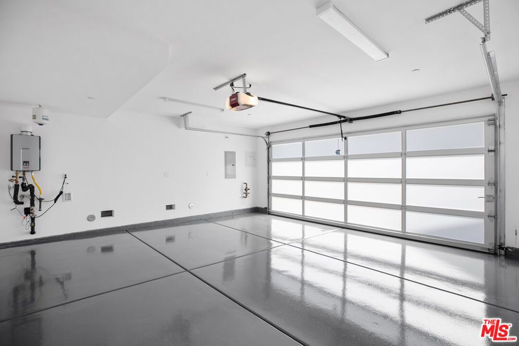 Image 30 of property listing at 11724 Culver Boulevard 12, Los Angeles, CA 90066