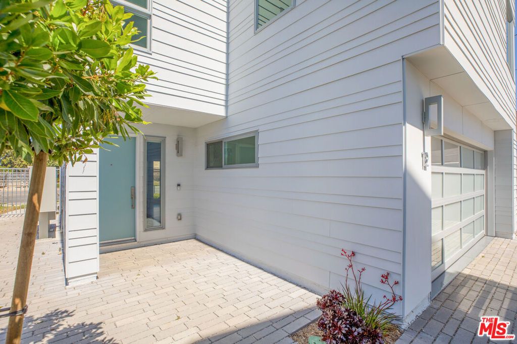 Image 32 of property listing at 11724 Culver Boulevard 12, Los Angeles, CA 90066