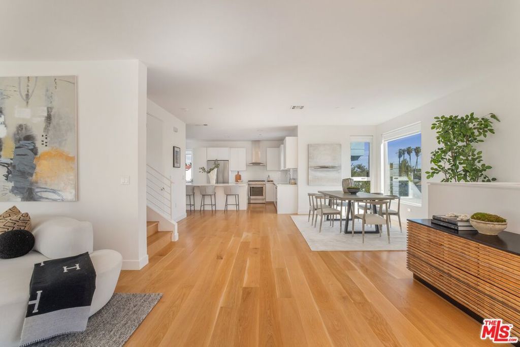 Image 4 of property listing at 11724 Culver Boulevard 12, Los Angeles, CA 90066