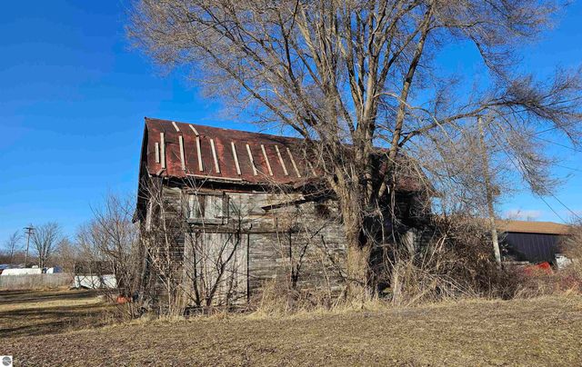 6707 N Lumberjack Road, Riverdale, MI 48877
