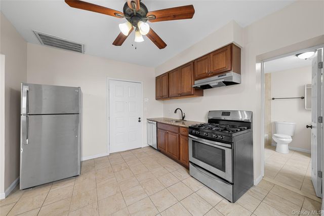 402 Jericho Turnpike 4, New Hyde Park, NY 11040