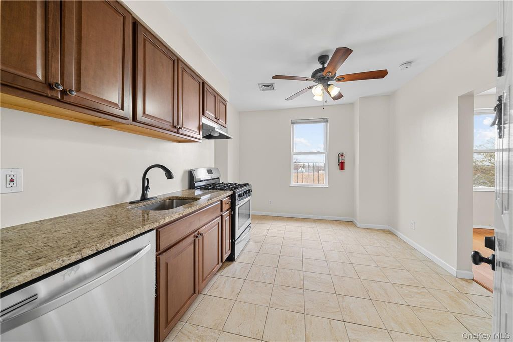 402 Jericho Turnpike 4, New Hyde Park, NY 11040