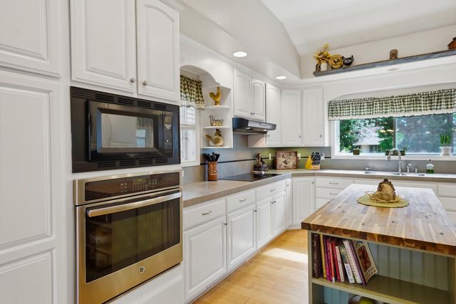 11818 Upper Circle Dr, Grass Valley, CA 95949