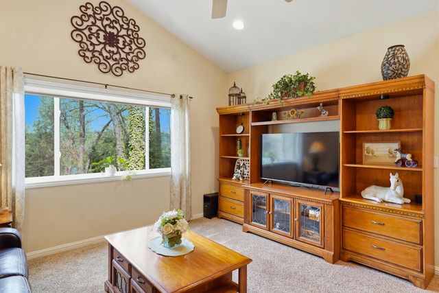 11818 Upper Circle Dr, Grass Valley, CA 95949