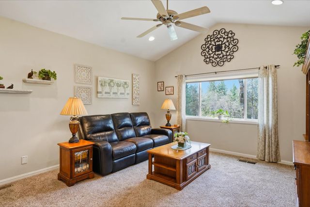 11818 Upper Circle Dr, Grass Valley, CA 95949