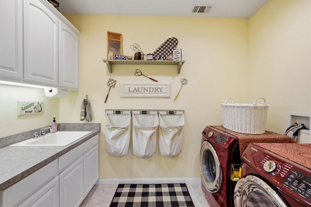 11818 Upper Circle Dr, Grass Valley, CA 95949