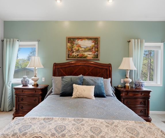 11818 Upper Circle Dr, Grass Valley, CA 95949