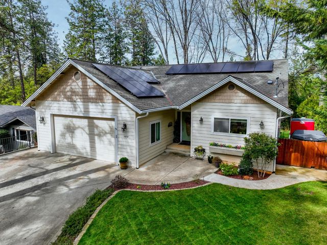 11818 Upper Circle Dr, Grass Valley, CA 95949