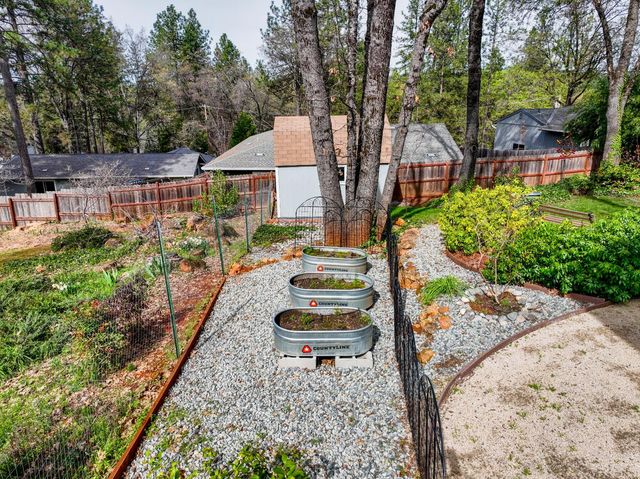 11818 Upper Circle Dr, Grass Valley, CA 95949