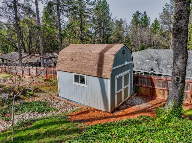 11818 Upper Circle Dr, Grass Valley, CA 95949