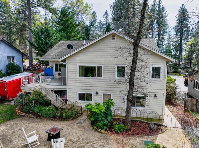 11818 Upper Circle Dr, Grass Valley, CA 95949